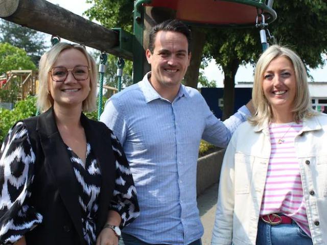 Foto van de directies van GBS De Start Kluisbergen samen met Schepen Jonas Crement.