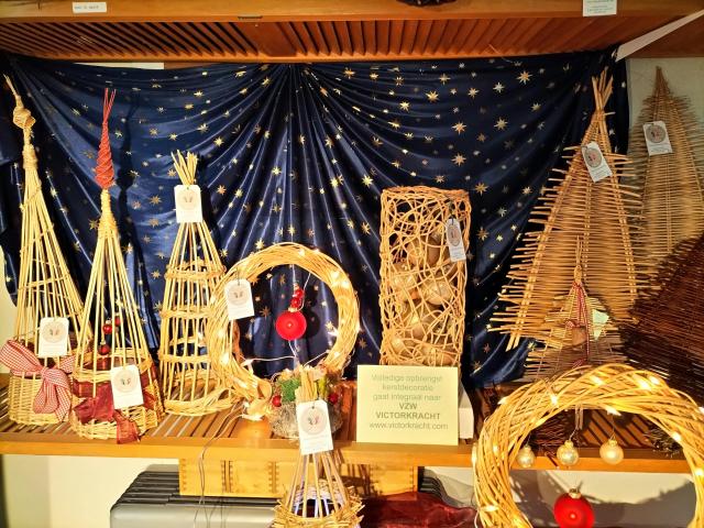 Kerstverkoop (decoratief vlechtwerk) ten voordele van vzw Victorkracht © Vlechtatelier